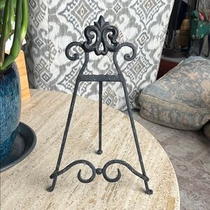 Elegant Black Metal Easel Stand